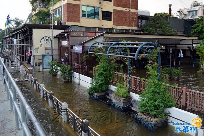 【泰华网报道】10月21日湄南河河水溢出,曼谷市区部分街道被淹