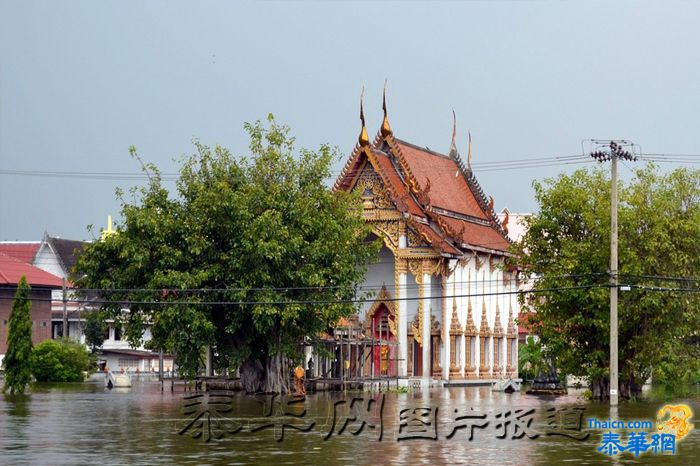 【泰华网报道】10月21日湄南河河水溢出,曼谷市区部分街道被淹