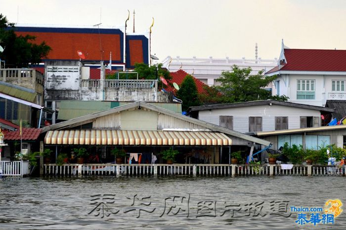 【泰华网报道】10月21日湄南河河水溢出,曼谷市区部分街道被淹