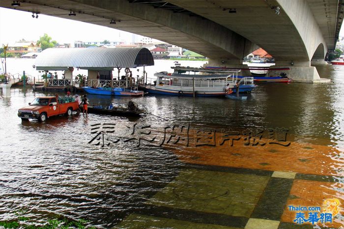 【泰华网报道】10月21日湄南河河水溢出,曼谷市区部分街道被淹