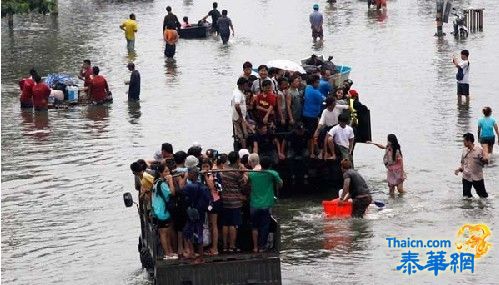 洪灾侵袭首都曼谷 大批民众撤离