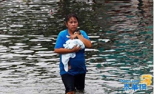 洪灾侵袭首都曼谷 大批民众撤离