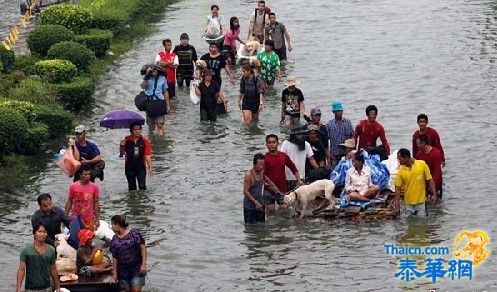 洪灾侵袭首都曼谷 大批民众撤离