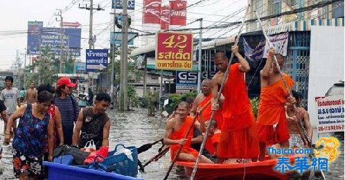 洪灾侵袭首都曼谷 大批民众撤离