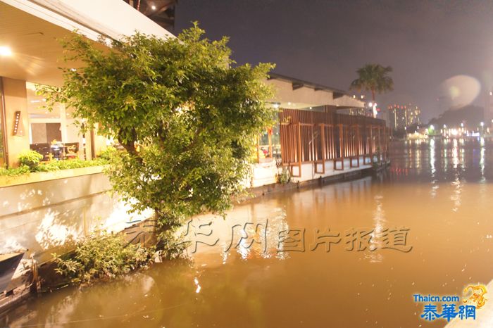 【泰华网报道】23日晚湄南河水位持续高位曼谷抗洪形势严峻