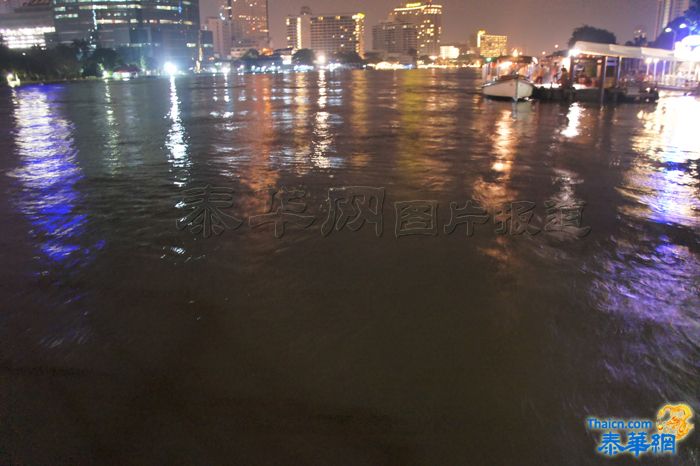 【泰华网报道】23日晚湄南河水位持续高位曼谷抗洪形势严峻