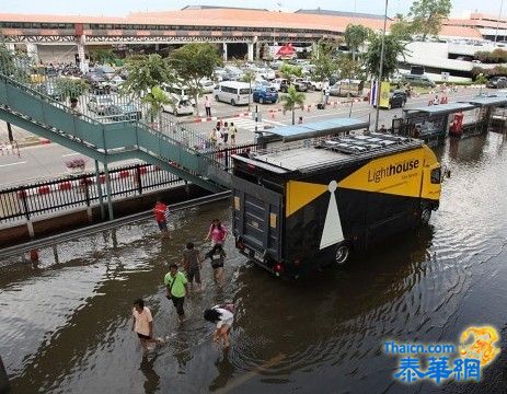 洪水逼进曼谷廊曼机场