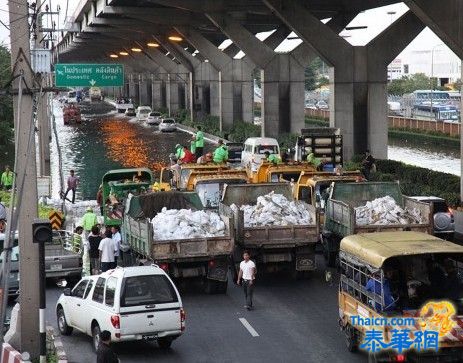 洪水逼进曼谷廊曼机场