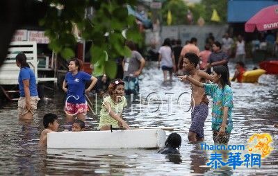 洪水进入泰国曼谷街区 市民涉水出行