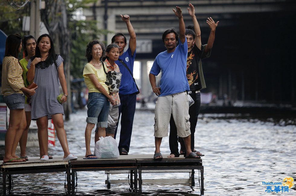 曼谷大批居民撤离躲避洪水