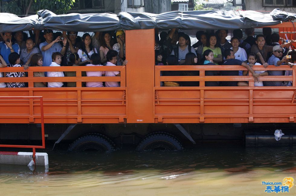 曼谷大批居民撤离躲避洪水