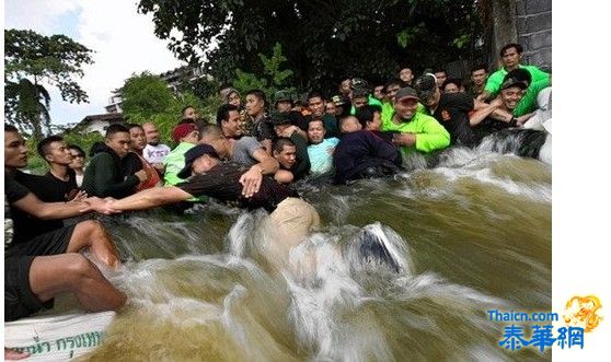 洪灾导致381人亡 英拉誓言保卫曼谷