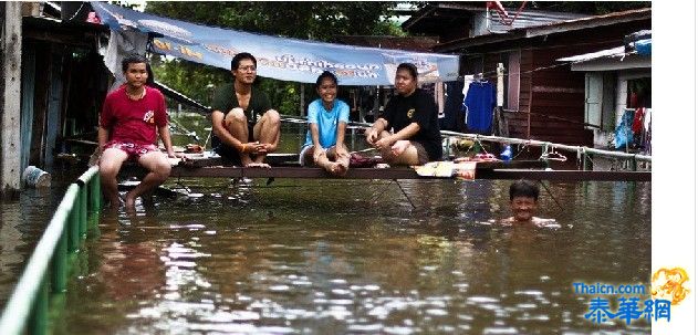 实拍泰国洪灾当地灾情 受灾人民水中作乐