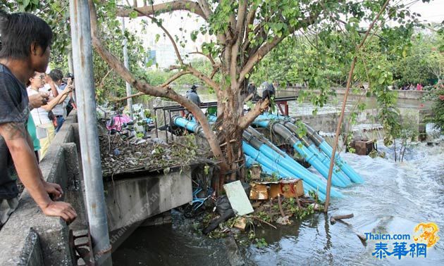 曼谷市再开3处水闸 疏导洪水