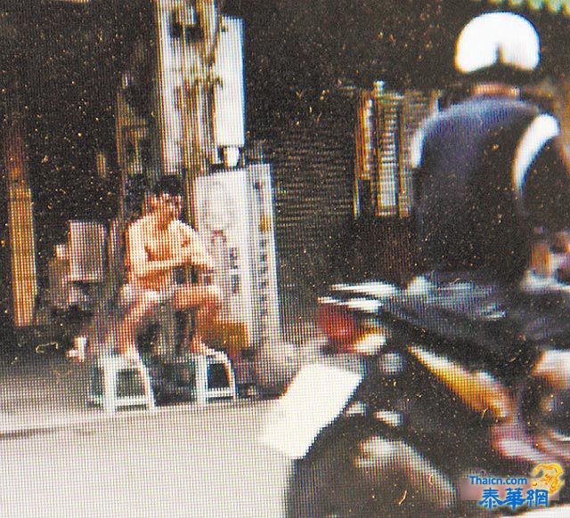 男子站街边用下体“举”哑铃 路人看傻