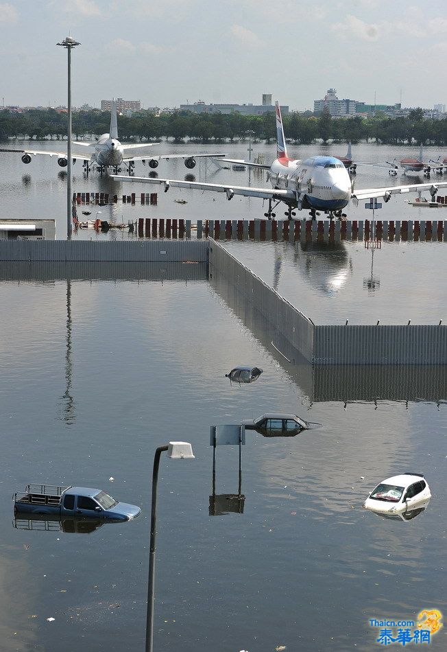 曼谷洪水围困机场 飞机浸泡水中