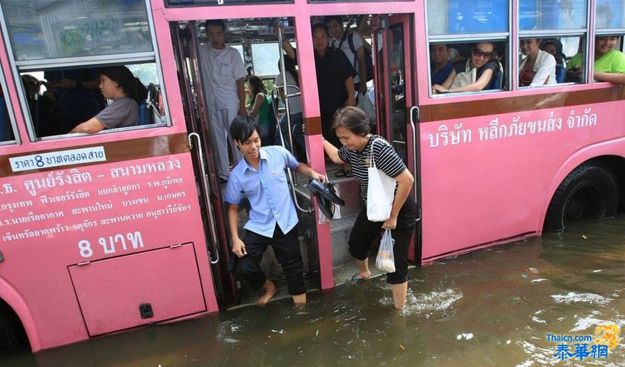 洪水依旧凶猛 总理英拉慰问民众