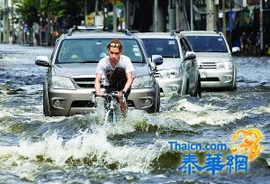 洪水继续向曼谷市中心逼近 中国驻泰使馆已有应急预案，为公民提供帮助