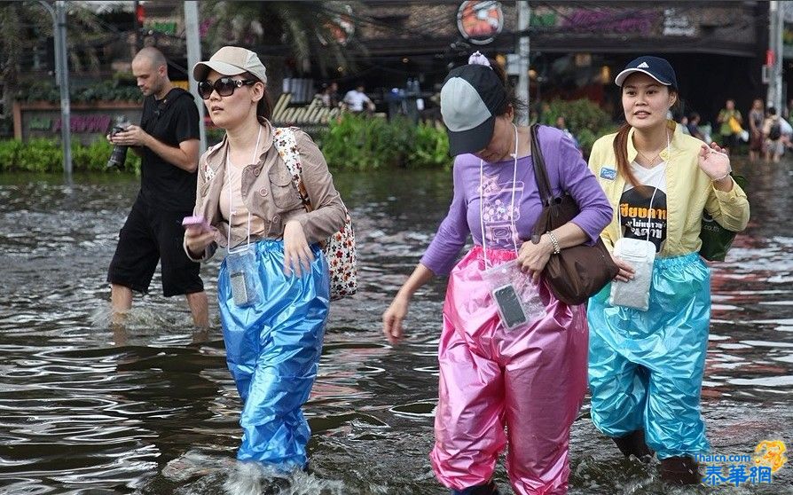 曼谷女士穿彩装防洪裤出行