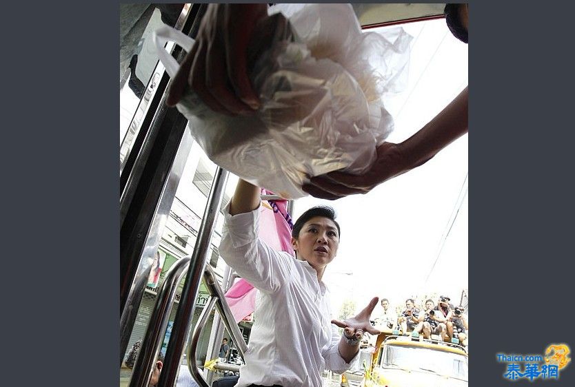 总理英拉视察曼谷灾情
