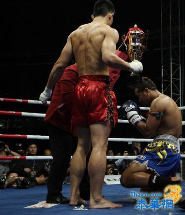 泰国拳王30秒打伤中国选手 向其母亲下跪致歉