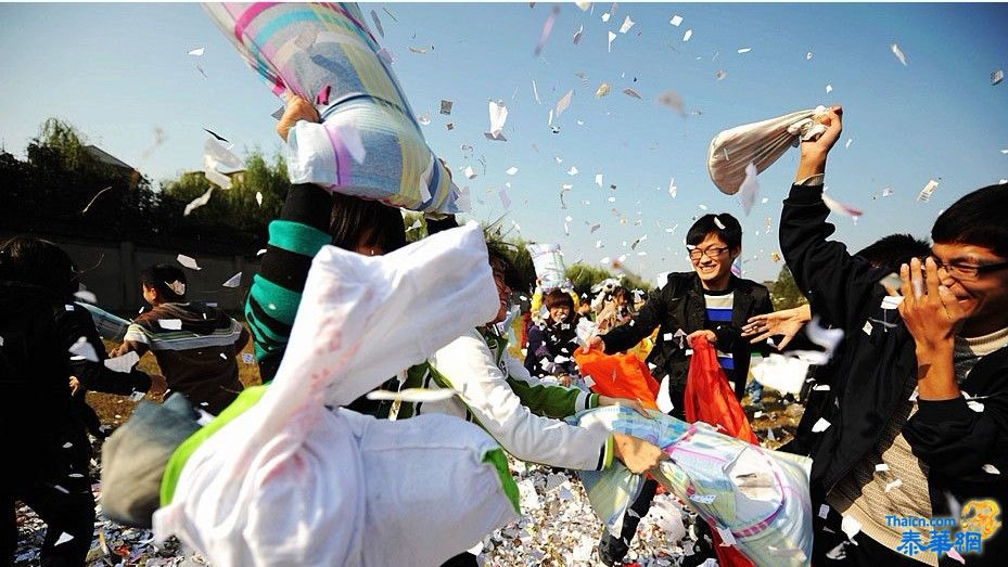 世纪光棍节来临 学子互赠油条