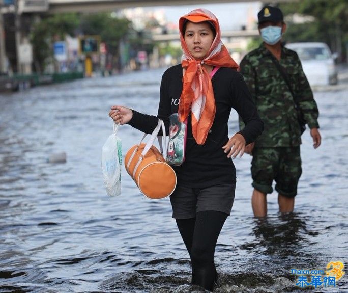 总理称抗洪形势开始改善 曼谷50万人仍受困扰