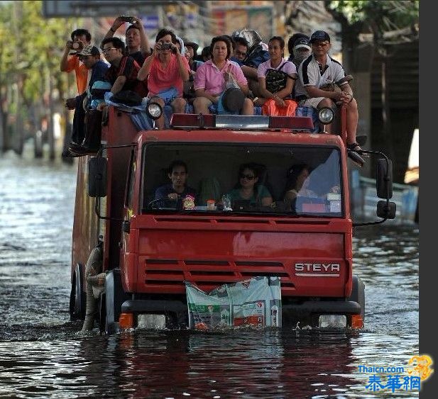 50年不遇洪灾 曼谷目前“水中行”