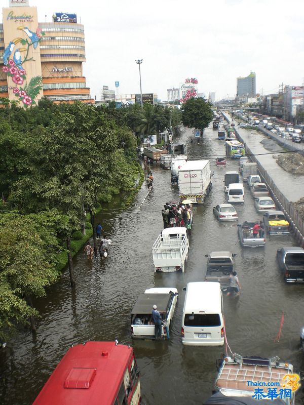 洪水进入校园 ——期盼：洪水退去学校开学