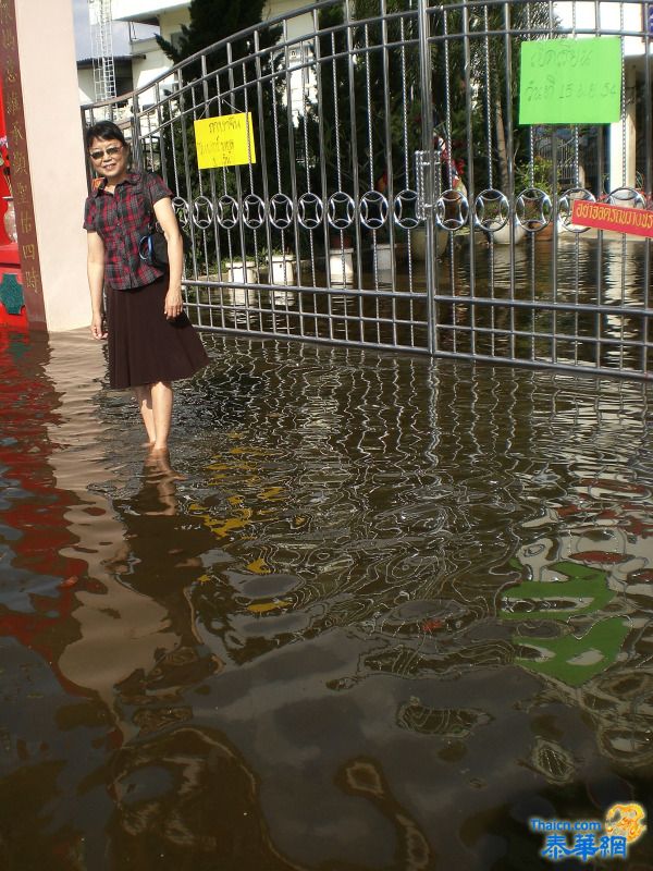 洪水进入校园 ——期盼：洪水退去学校开学