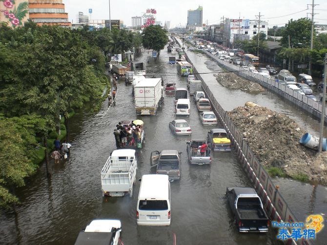 洪水进入校园 ——期盼：洪水退去学校开学