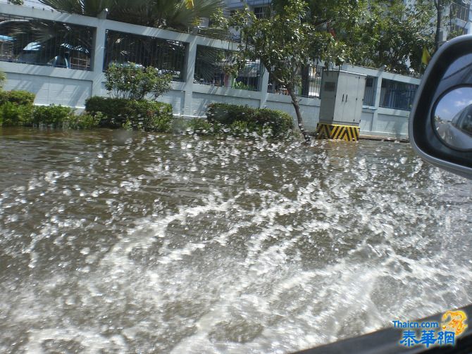 洪水进入校园 ——期盼：洪水退去学校开学