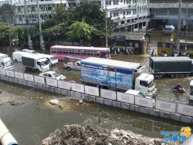 洪水进入校园 ——期盼：洪水退去学校开学