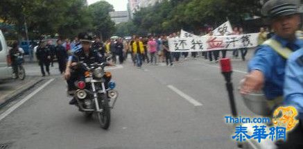广州百名民工游行讨薪　警车开路护航