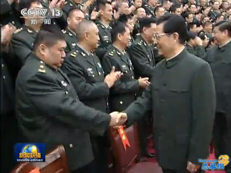 胡锦涛会见军事科学院党代表 与毛新宇握手