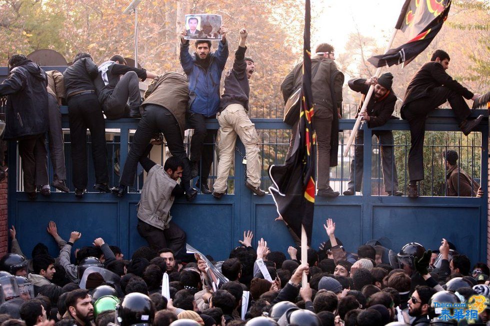 伊朗示威者冲击英大使馆 投汽油弹焚烧英国旗