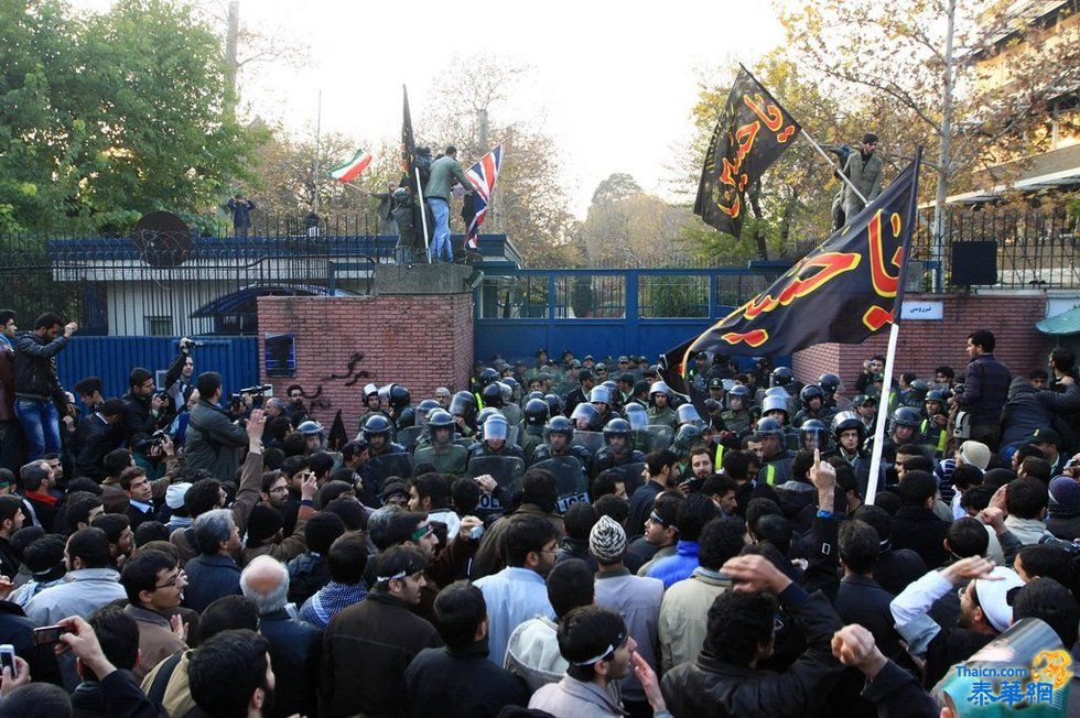 伊朗示威者冲击英大使馆 投汽油弹焚烧英国旗