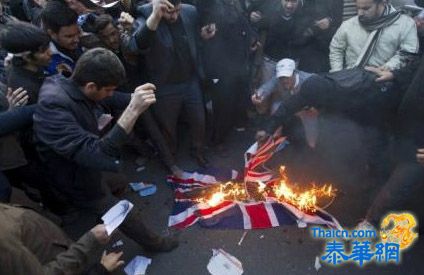 伊朗数千示威者冲击英国使馆 要求政府驱逐其大使