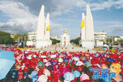 红衣人今天在民主纪念碑大集会