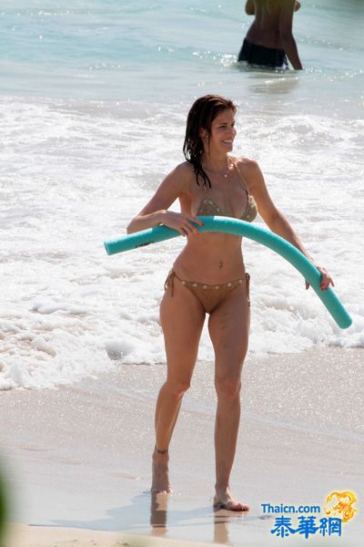 超级女星海滩戏水展示傲人身材
