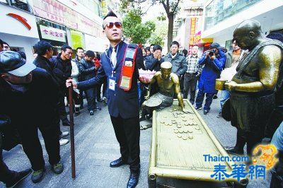 “湖北丐帮帮主”西装革履讨要机票钱