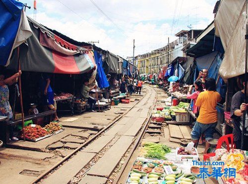 去泰国不得不去参观的铁路市场