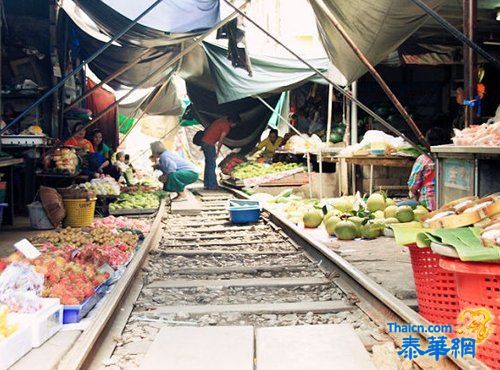 去泰国不得不去参观的铁路市场