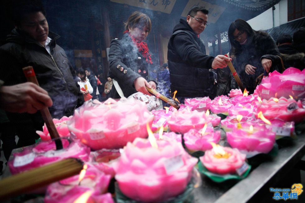 善男信女新年来临寺庙求福