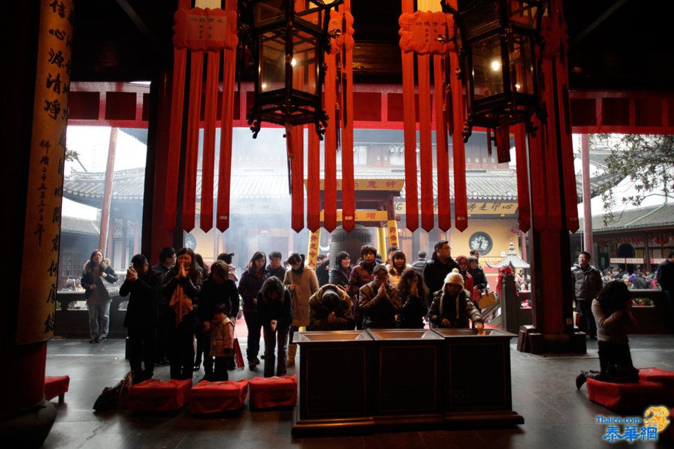 善男信女新年来临寺庙求福