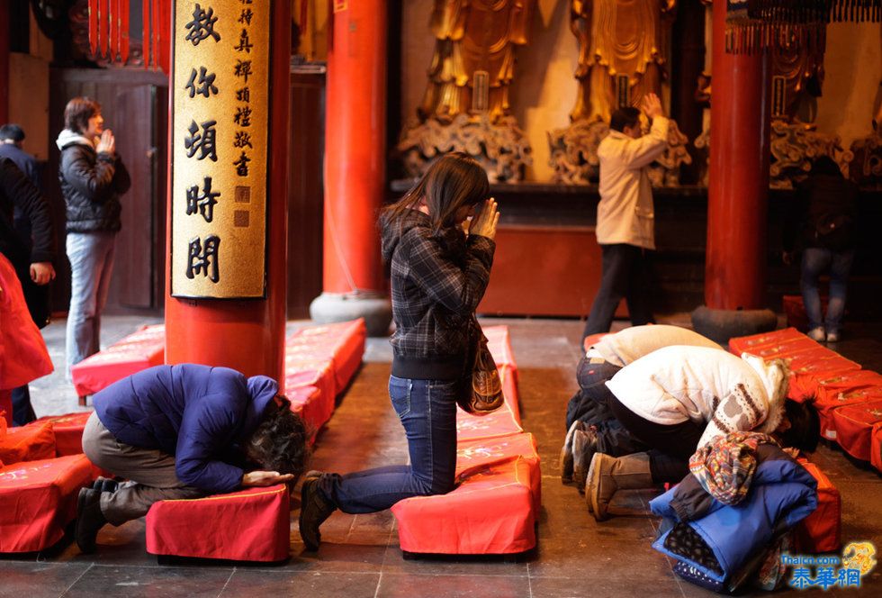 善男信女新年来临寺庙求福