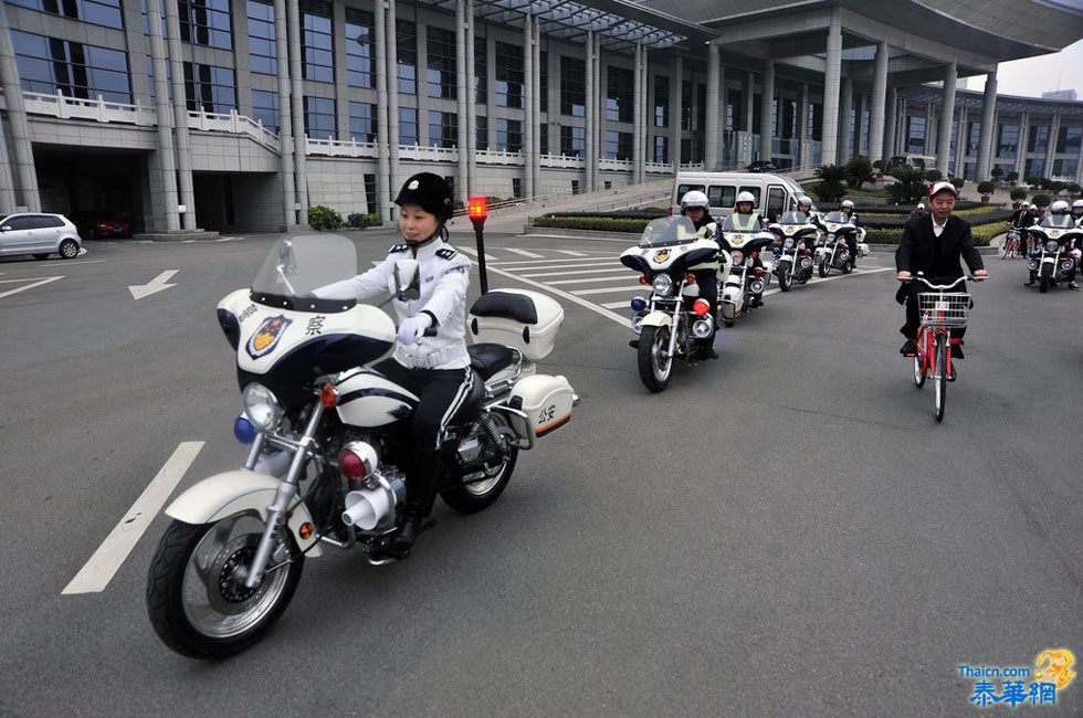 浙江温岭领导宣传骑自行车 警车开道