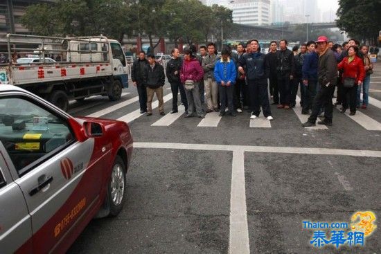 深圳购票民众连日排队买不到票 堵路讨说法