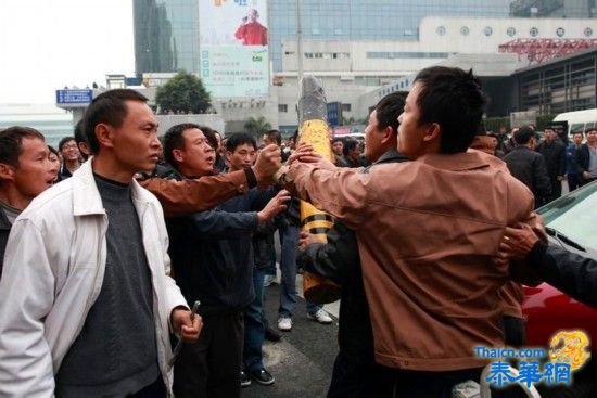 深圳购票民众连日排队买不到票 堵路讨说法