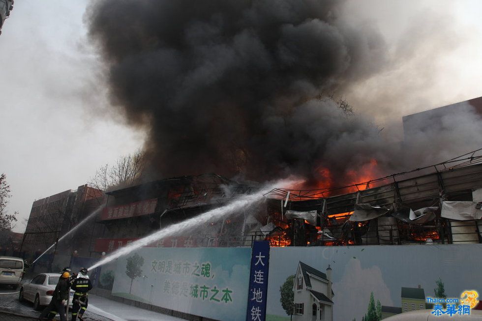 大连地铁工地发生火灾 浓烟滚滚